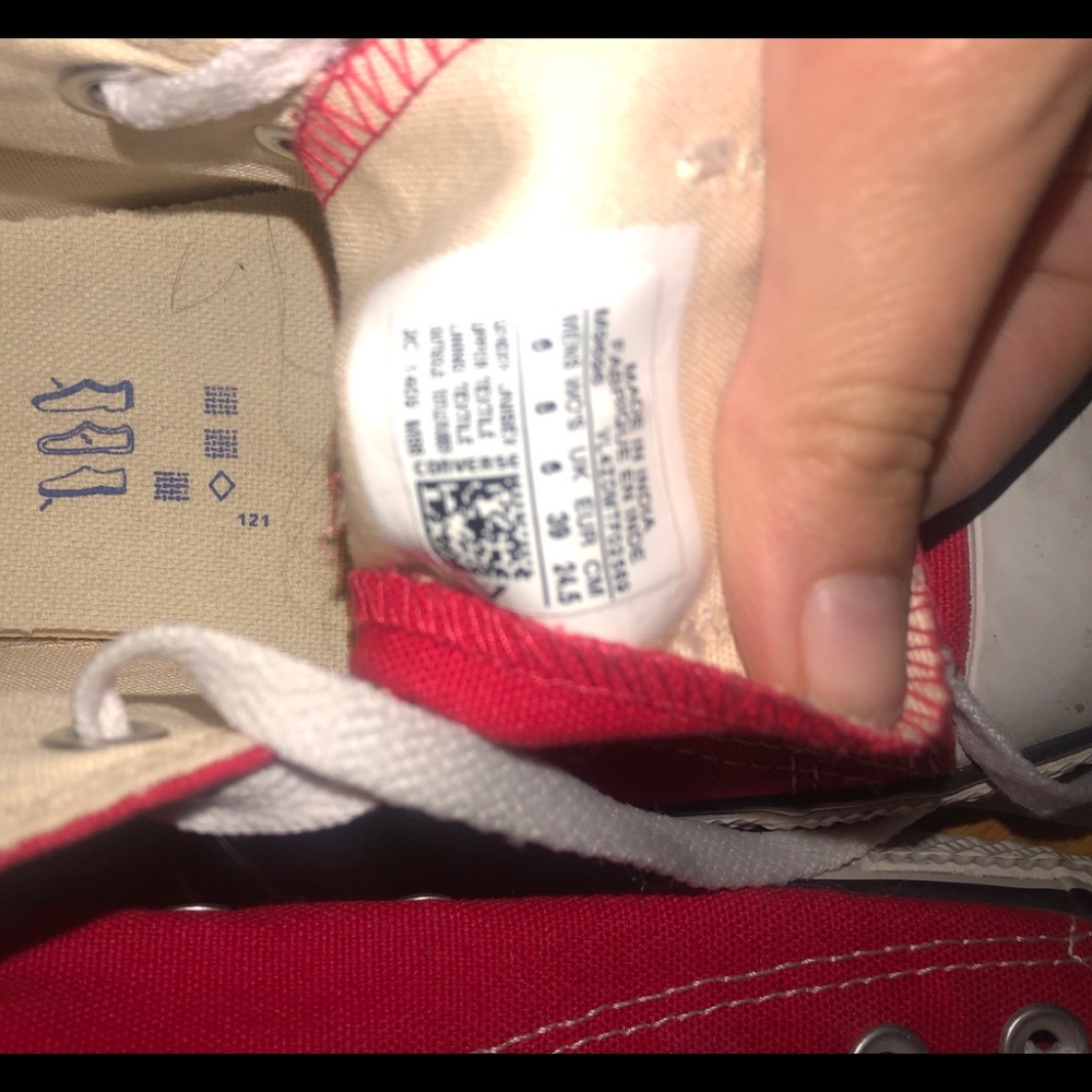 Red converse - Picture 2 of 3